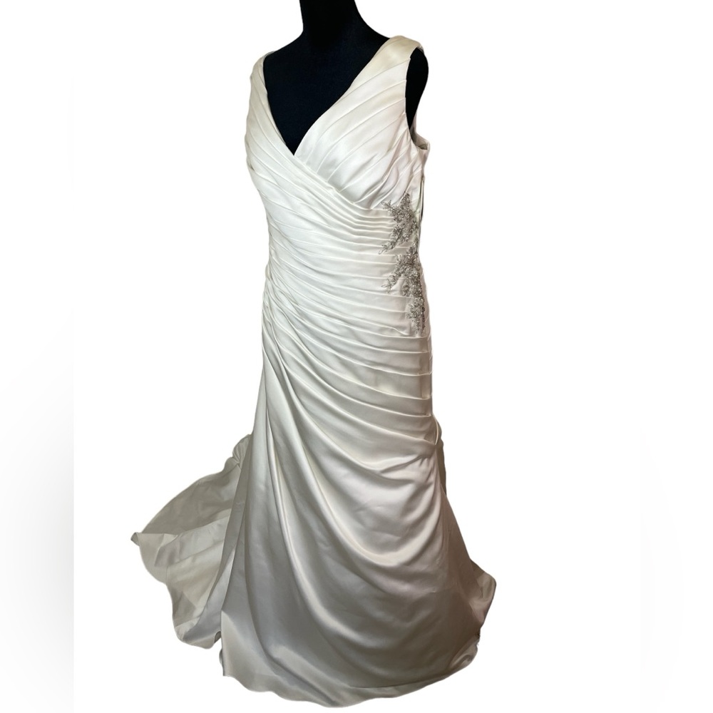 NWT David’s Bridal Ivory Satin V-N Wedding Gown Floral Appliqué on Side Size 16W - Picture 3 of 15